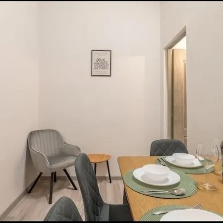 Downtown Jewish Quarter Ruin Bar With 2 Full Bath *